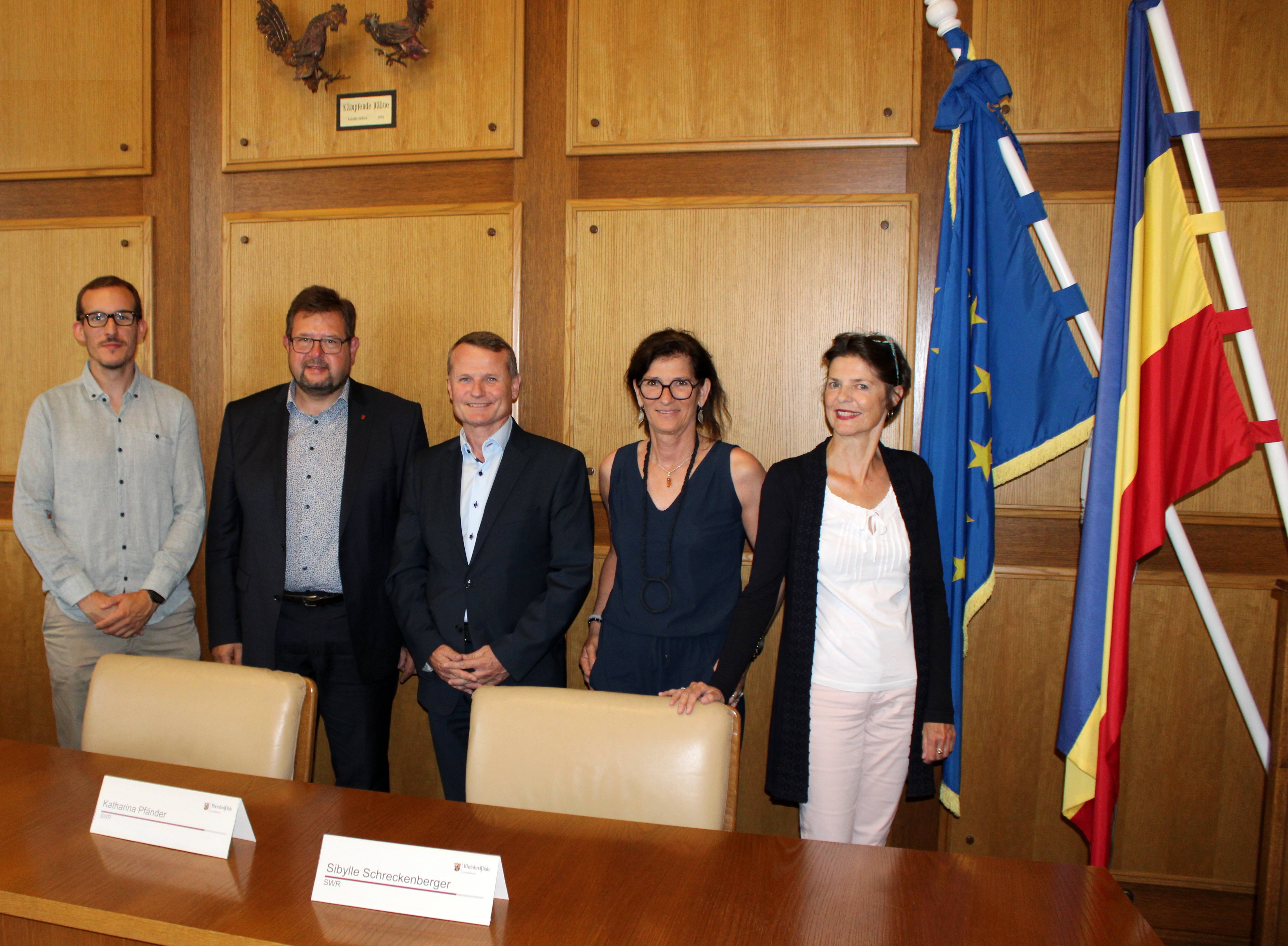 Pressekonferenz zum Ehrenamtstag in Bitburg (v.l.n.r.): Marcel Fromme (Agentur Kompakt B.), Bürgermeister Joachim Kandels, Birger Hartnuß (Leiter der Leitstelle Ehrenamt, Staatskanzlei RLP), Katharina Pfänder und Sibylle Schreckenberger (beide SWR))