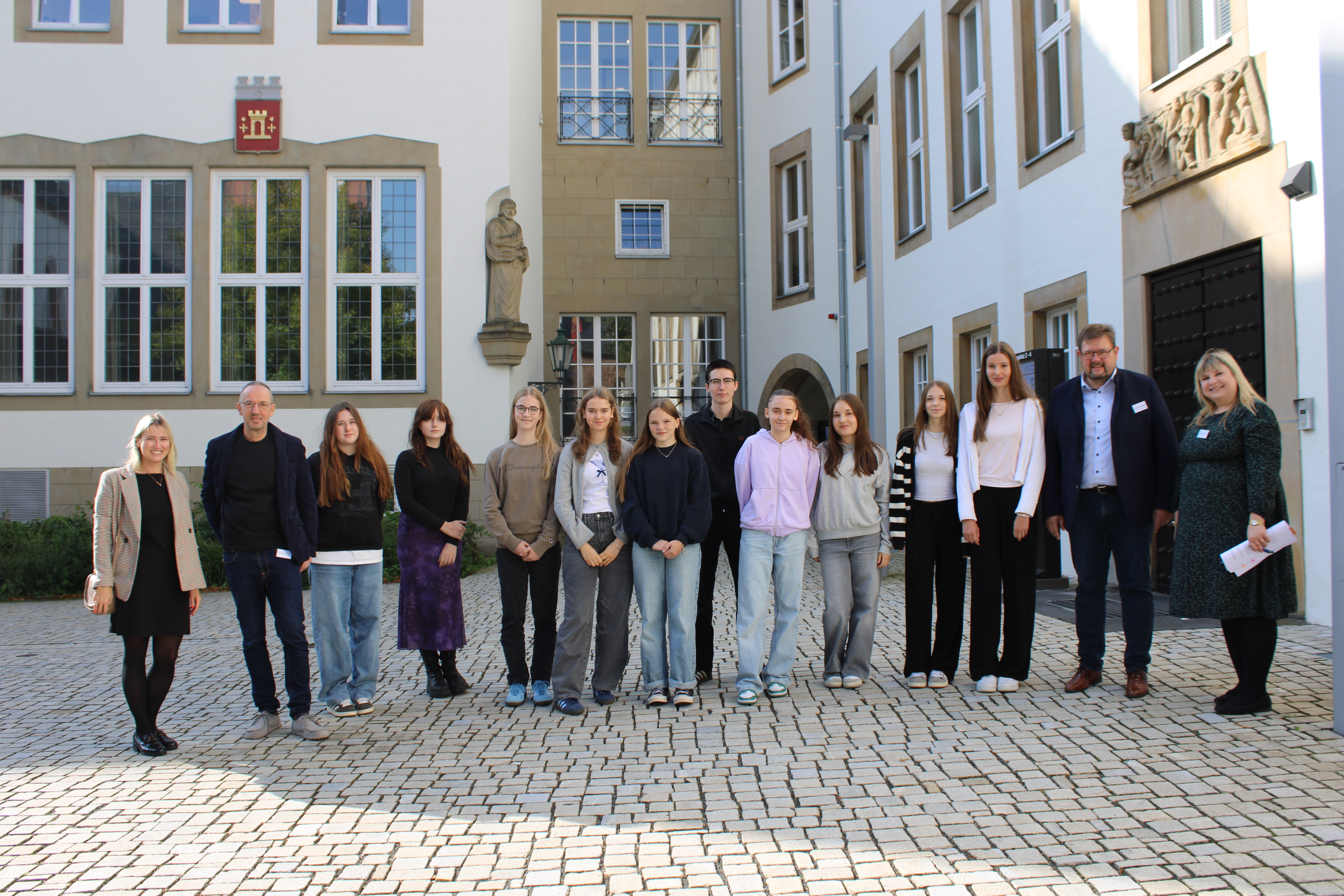 v.l.n.r. Carina Kesse, Lehrerin, Ralf Mayeres, Teamleiter GB 3 Tiefbau, Schüler/innen des St. Willibrord-Gymnasium, Bürgermeister Joachim Kandels, Sandra Theis, Personalabteilung