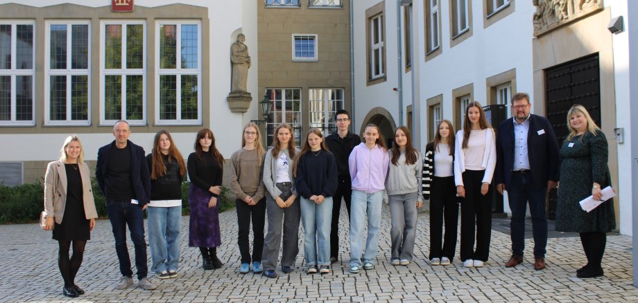 v.l.n.r. Carina Kesse, Lehrerin, Ralf Mayeres, Teamleiter GB 3 Tiefbau, Schüler/innen des St. Willibrord-Gymnasium, Bürgermeister Joachim Kandels, Sandra Theis, Personalabteilung