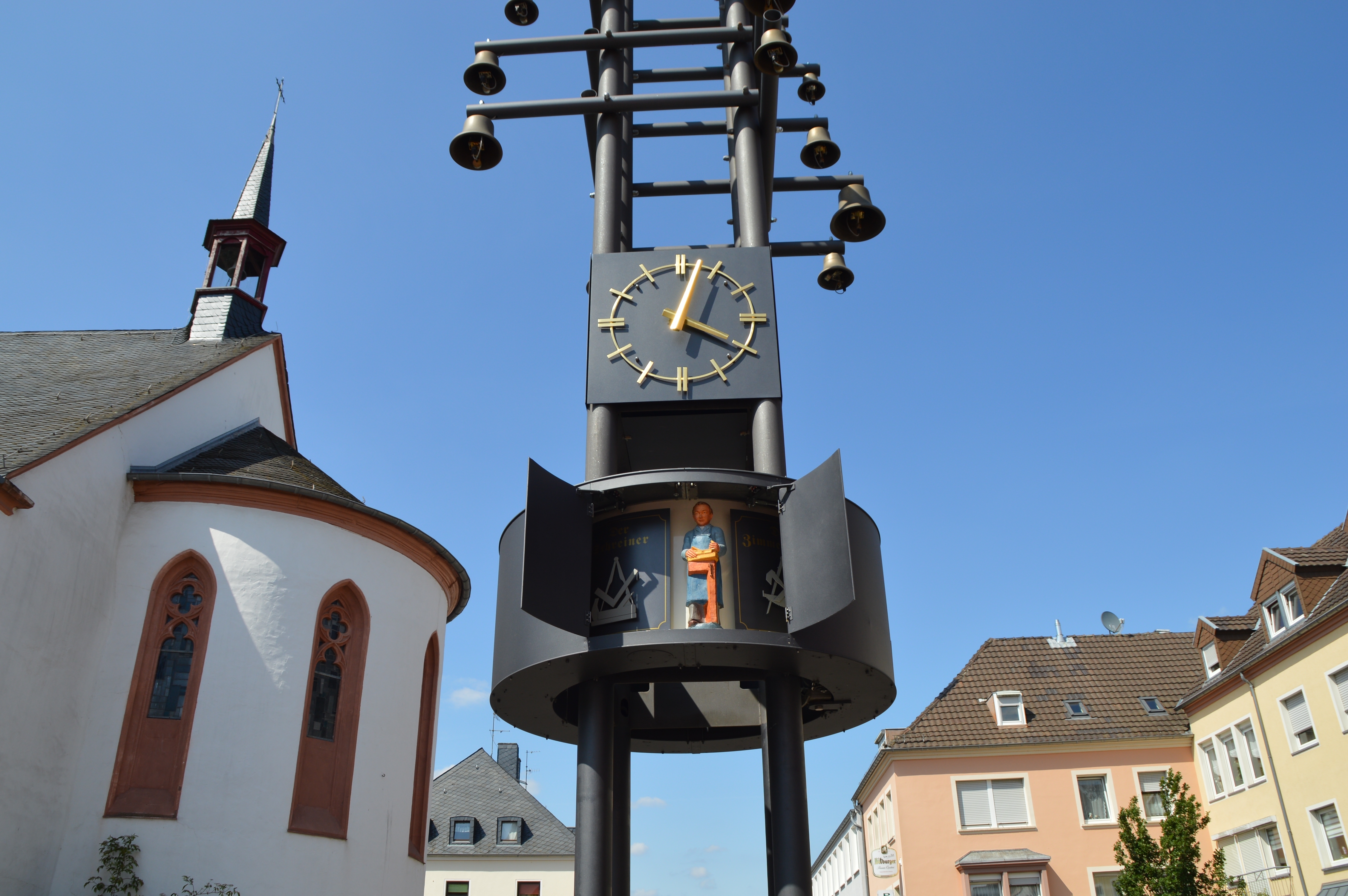 Der Figurenumlauf des Glockenturmes zeigt Bitburger Handwerker