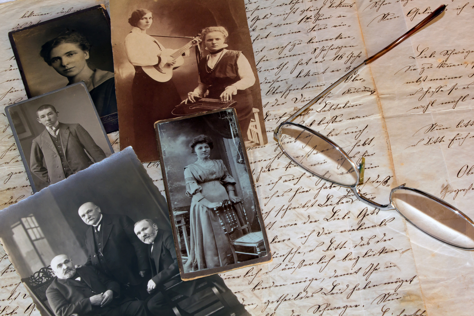 Alter Brief (1857) mit alten Fotos und Brille