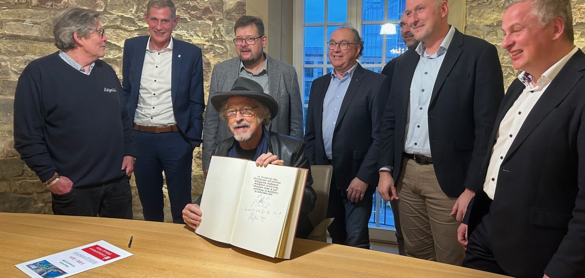 Eintragung von Wolfgang Niedecken ins Goldene Buch der Stadt Bitburg