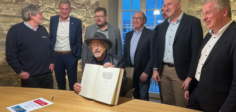 Eintragung von Wolfgang Niedecken ins Goldene Buch der Stadt Bitburg