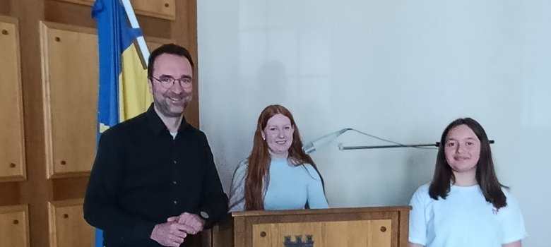 Bürgermeister Jakobs mit den Teilnehmerinnen Anjela und Eni 