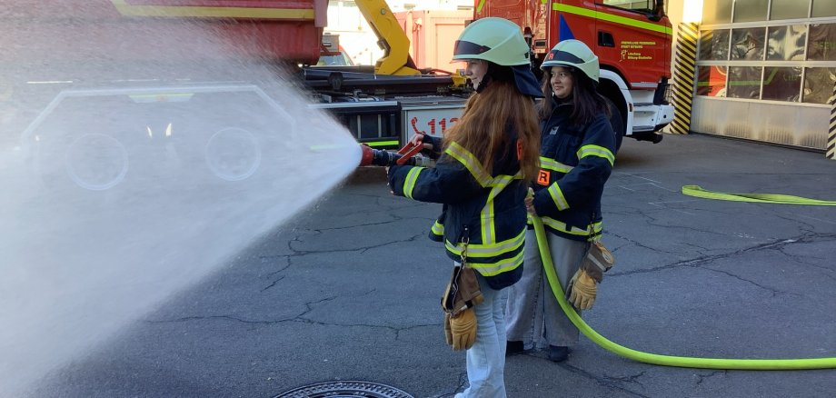 Löschübung bei der Feuerwehr