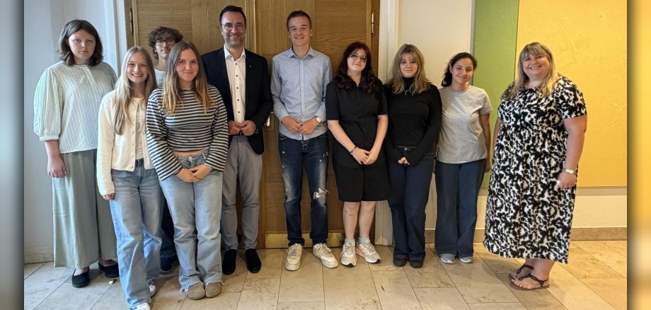 Teilnehmende am Berufsorientierungstag mit Bürgermeister Jakobs und Ausbildungsbetreuerin Sandra Theis vor dem großen Sitzungssaal des Rathauses Teilnehmende am Berufsorientierungstag mit Bürgermeister Jakobs und Ausbildungsbetreuerin Sandra Theis vor dem großen Sitzungssaal des Rathauses