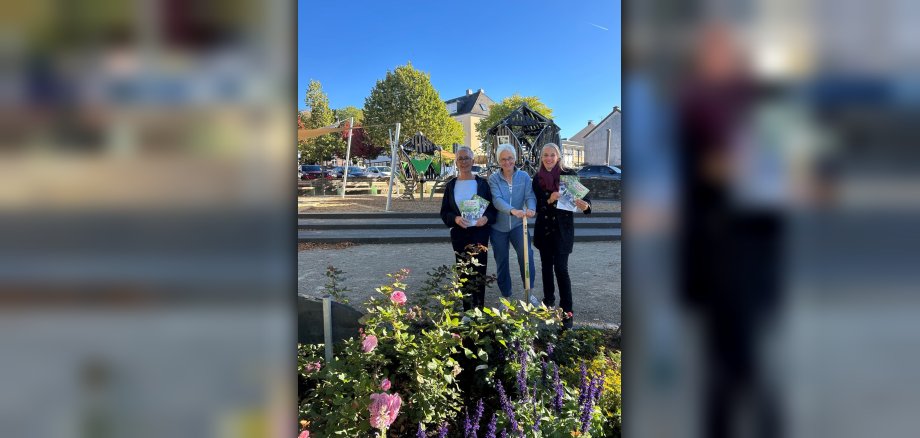v.l. Frau Molz-Jakobs, Frau Beuttler und Frau Dr. Kohl präsentieren vor den frisch gepflanzten Rosen in der Konrad-Adenauer-Anlage v.l. Frau Molz-Jakobs, Frau Beuttler und Frau Dr. Kohl präsentieren vor den frisch gepflanzten Rosen in der Konrad-Adenauer-Anlage