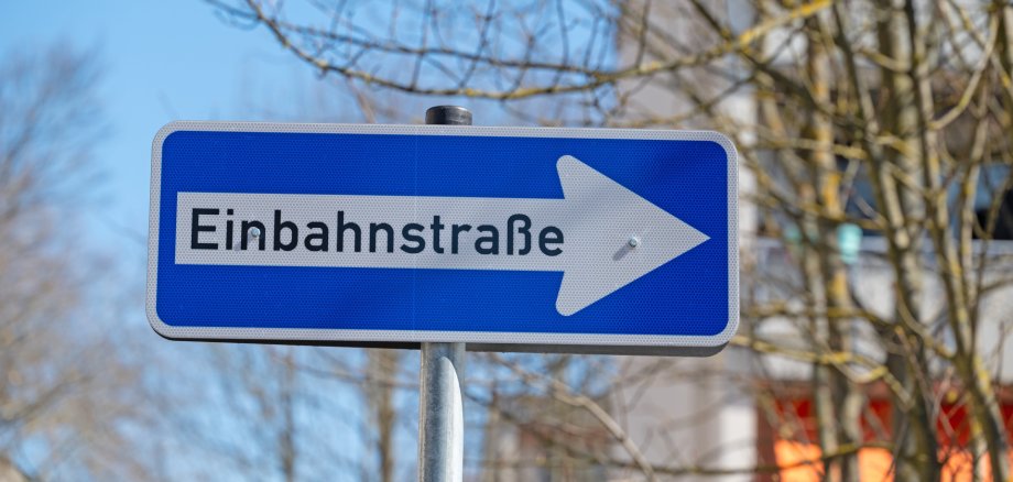 Einbahnstraße,Verkehrsschild in einer Nahaufnahme Einbahnstraße,Verkehrsschild in einer Nahaufnahme