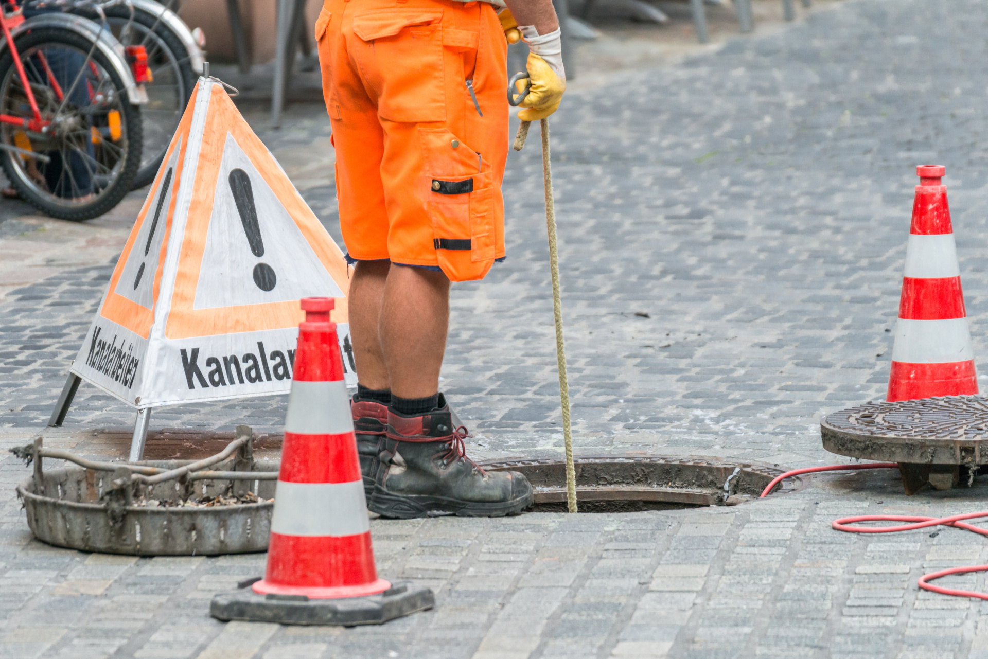 Straßenarbeiter bei Kanalarbeiten