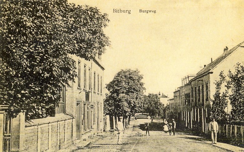 Kölnerstraße mit Haus Kallmann auf der linken Seite vor 1945