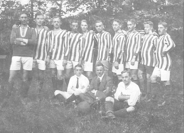 1. Mannschaft FC Bitburg 1919, Josef Levy in der Reihe vorne sitzend 1. v. l. (Quelle: Stadtarchiv Bitburg)
