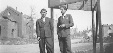 Synagoge am Rautenberg nach dem 2. Weltkrieg, links Walter Thielgen (Original im Archiv Familie Thielgen) Synagoge am Rautenberg nach dem 2. Weltkrieg, links Walter Thielgen (Original im Archiv Familie Thielgen)