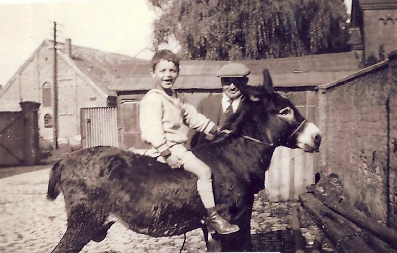 rechts Isidor Barth, Ehemann von Elise Barth, mit Arnold Meier auf dem Pferd sitzend (Quelle: Stadtarchiv Bitburg)
