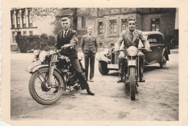 Motorräder vor dem Haus Leo Kaufmann, (Quelle: Archiv Stephan Garcon)