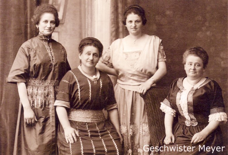 Schwestern Meyer, v.l.n.r. Carolin Alkan, Rosa Kaufmann, Sophie Meier, Elise Barth im Karenweg 20 in Bitburg (Quelle: Stadtarchiv Bitburg)