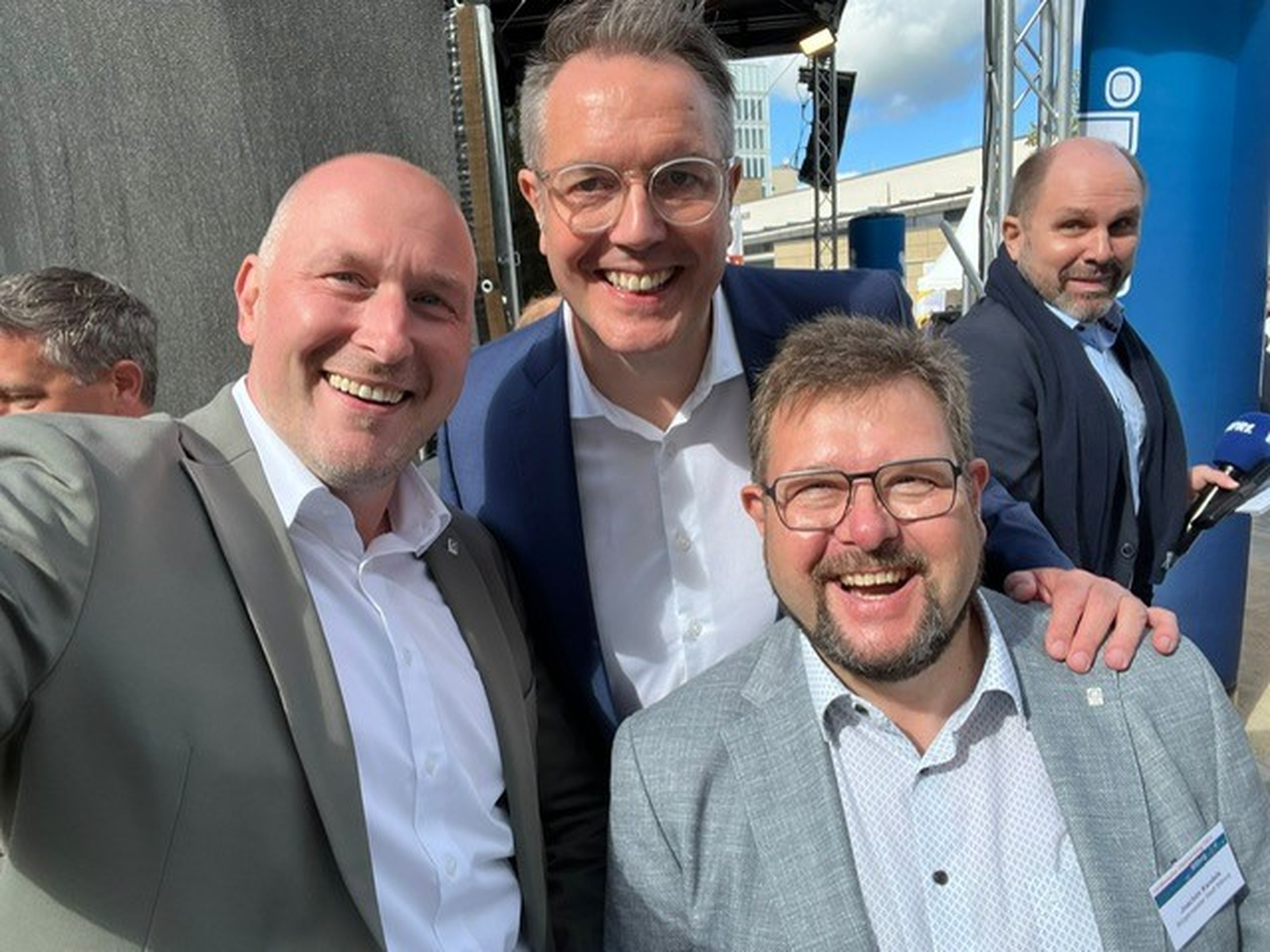 Das macht richtig Spaß in Bitburg (v.l.n.r.): Landrat Andreas Kruppert, Ministerpräsident Alexander Schweitzer und Bürgermeister Joachim Kandels