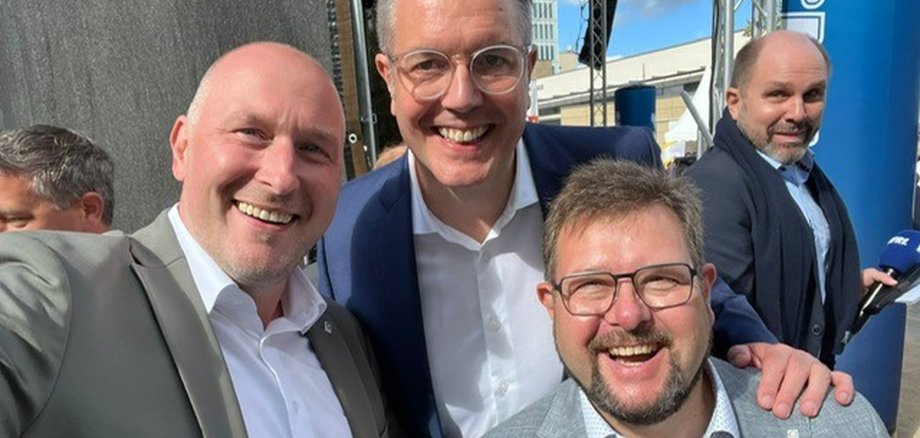 Das macht richtig Spaß in Bitburg (v.l.n.r.): Landrat Andreas Kruppert, Ministerpräsident Alexander Schweitzer und Bürgermeister Joachim Kandels